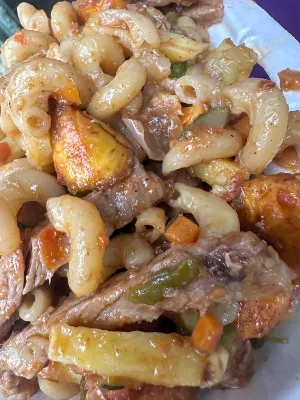 Bifteck macaroni plantain viande 